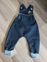 Laden Sie das Bild in den Galerie-Viewer, Sommer Strampler Schnittmuster – Baby Kleidung PDF Download – Ärmelloses Design – Neugeborenen Outfit – Säuglings Latzhose zum Nähen PHIL